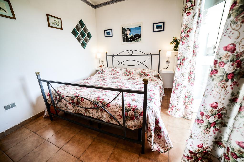 B&B La Casa Gialla Di Luca Mazze Exterior photo